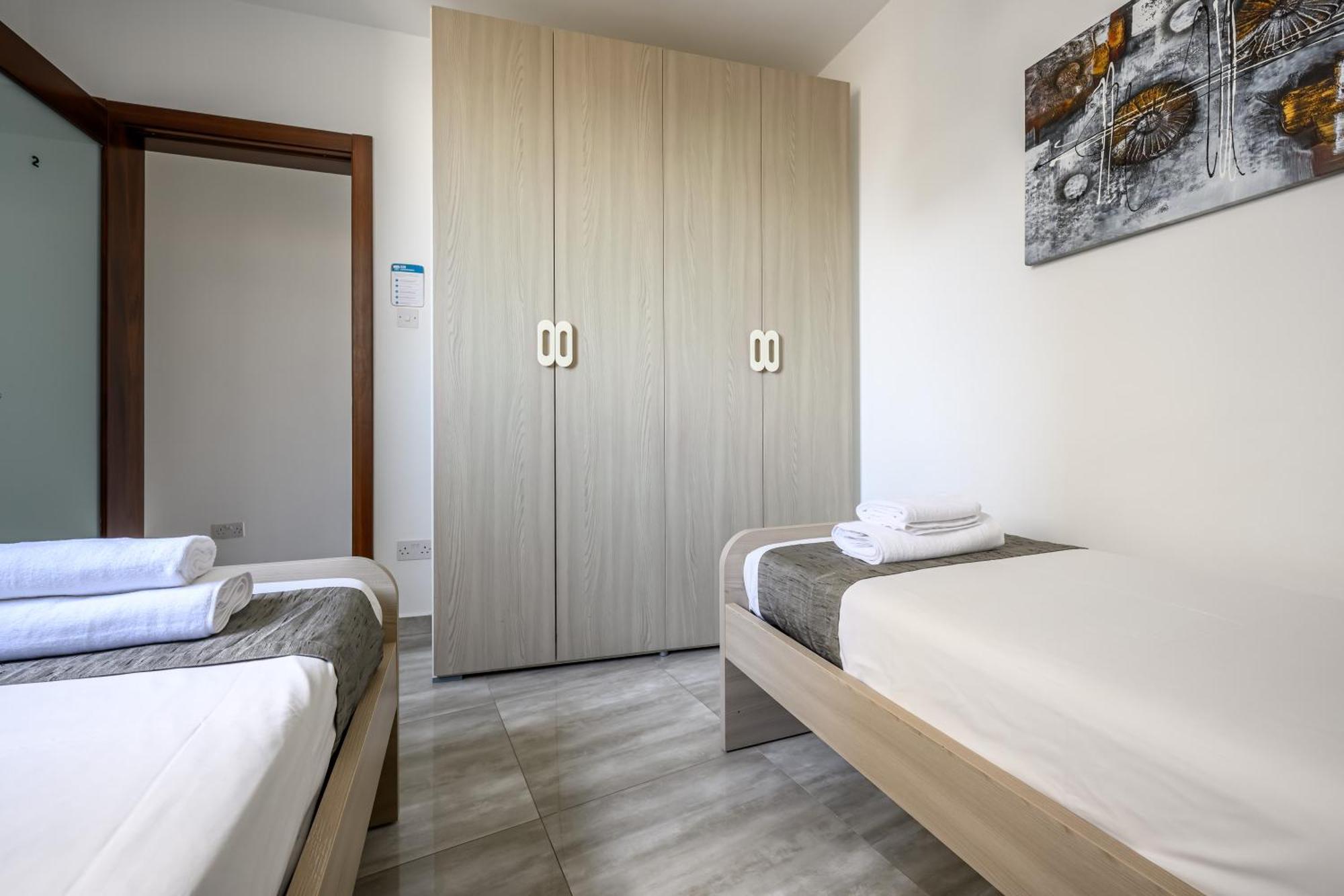 F11 Room 2, Private Room Two Single Beds Shared Bathroom In Shared Flat Мсида Екстериор снимка